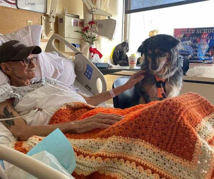 Hospice patient enjoys a visit from a therapy dog