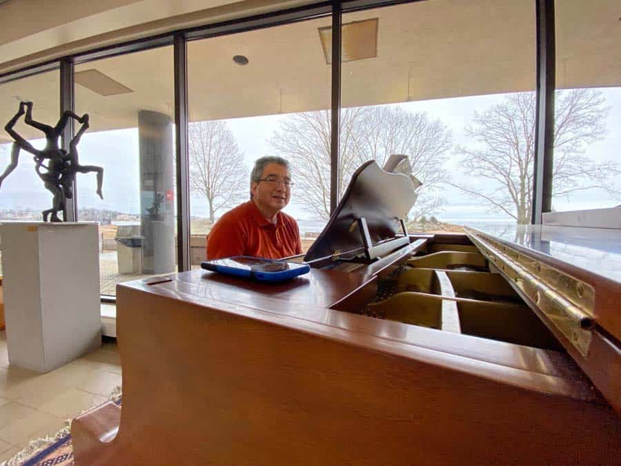 Volunteer Male piano player